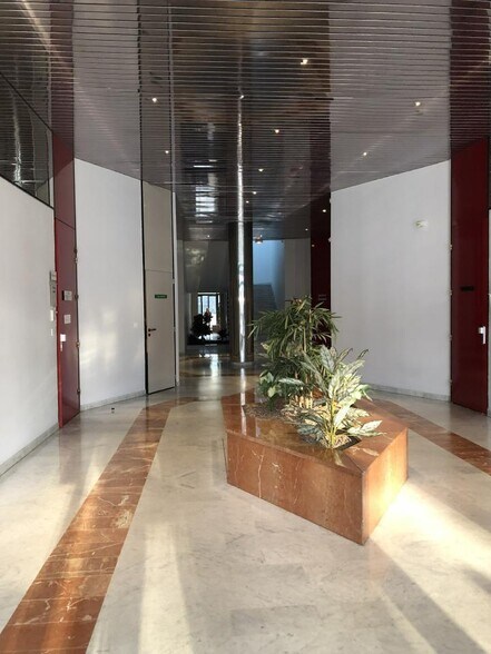 Bureau dans Argenteuil à louer - Hall d’entrée - Image 2 de 8