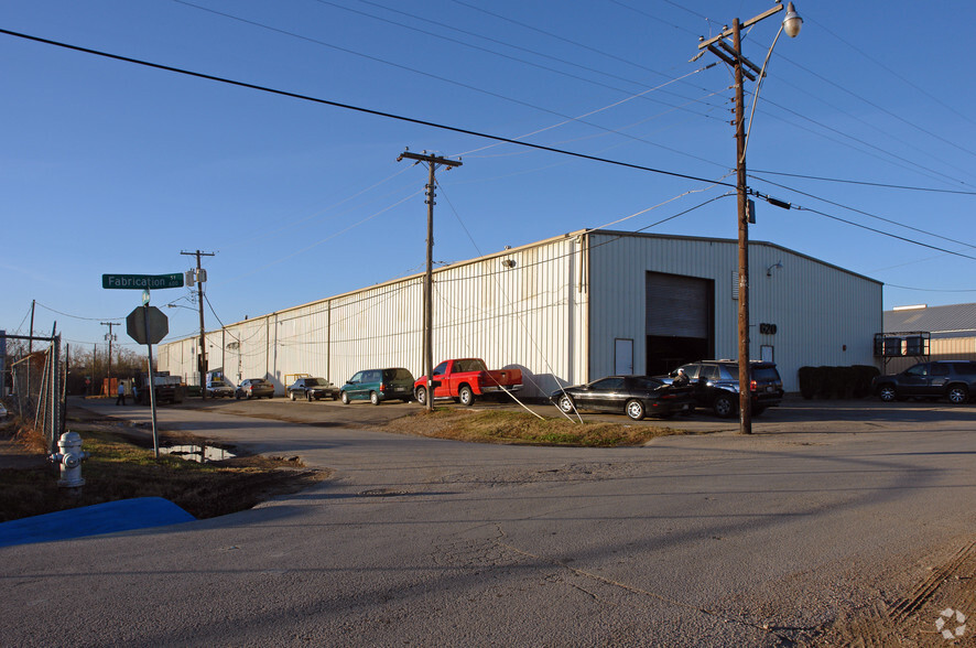 620 Fabrication St, Dallas, TX for lease - Primary Photo - Image 1 of 3