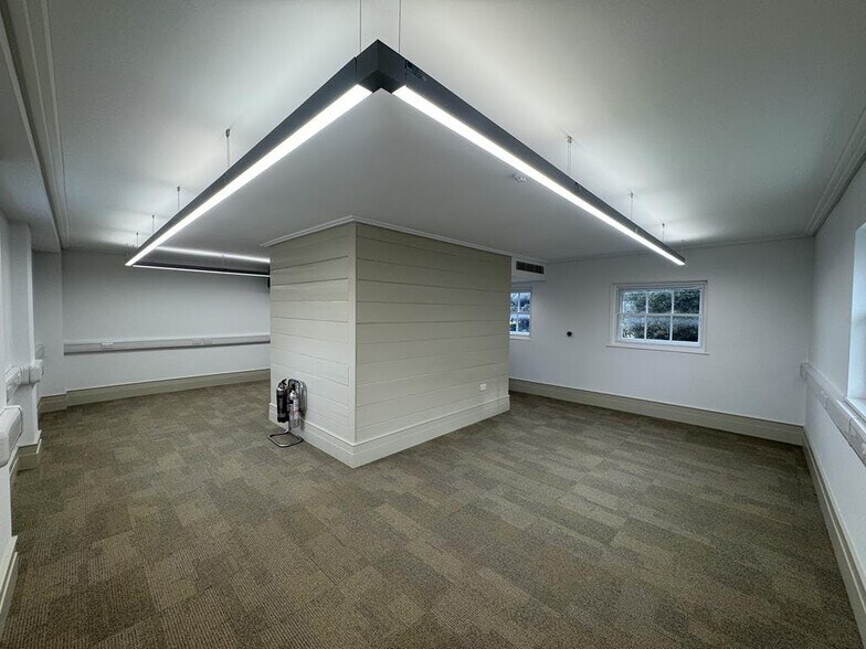 8 Kew Bridge Ct, Londres à louer - Photo du bâtiment - Image 2 de 10