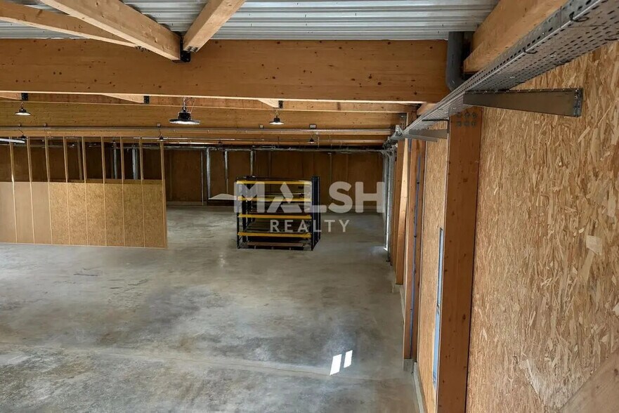 Local d'activités dans Saint-Clair-de-la-Tour à vendre - Photo du bâtiment - Image 1 de 12