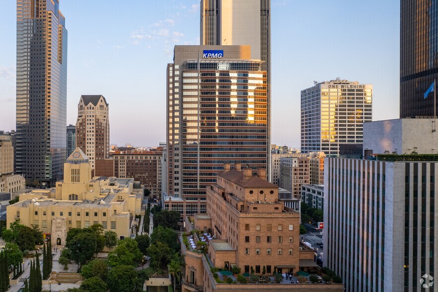 550 S Hope St, Los Angeles, CA à louer - Photo du bâtiment - Image 3 de 10