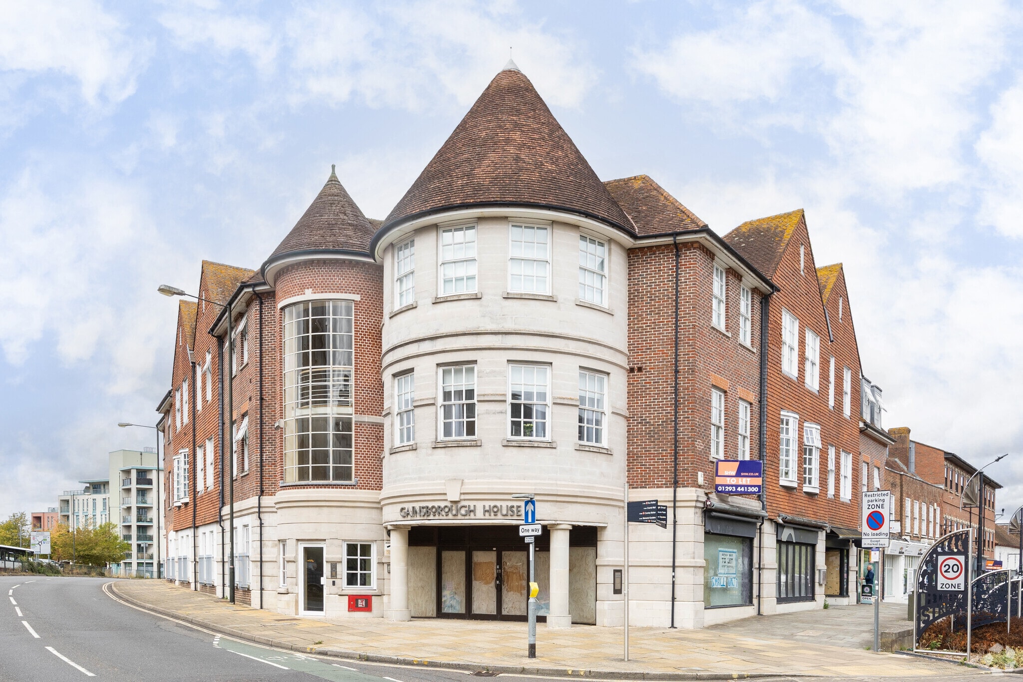 26-32 High St, Crawley à louer Photo du bâtiment- Image 1 de 2