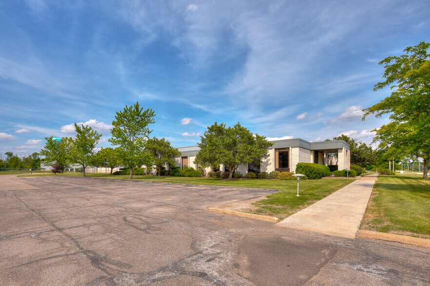 125 Lena Dr, Aurora, OH à louer - Photo du bâtiment - Image 3 de 6