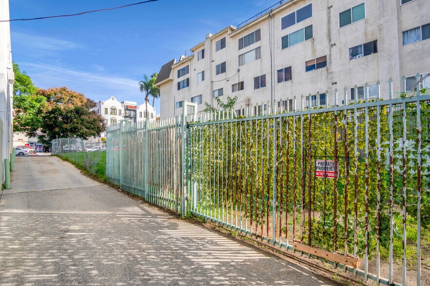 311 S Berendo St, Los Angeles, CA à vendre - Photo du bâtiment - Image 2 de 16