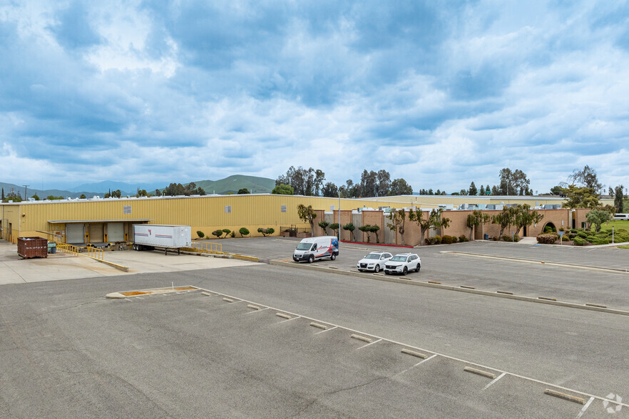 90 W Poplar Ave, Porterville, CA for lease - Primary Photo - Image 1 of 9