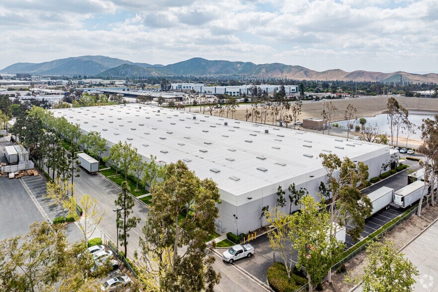 11070 Mulberry Ave, Fontana, CA à louer - Aérien - Image 2 de 21