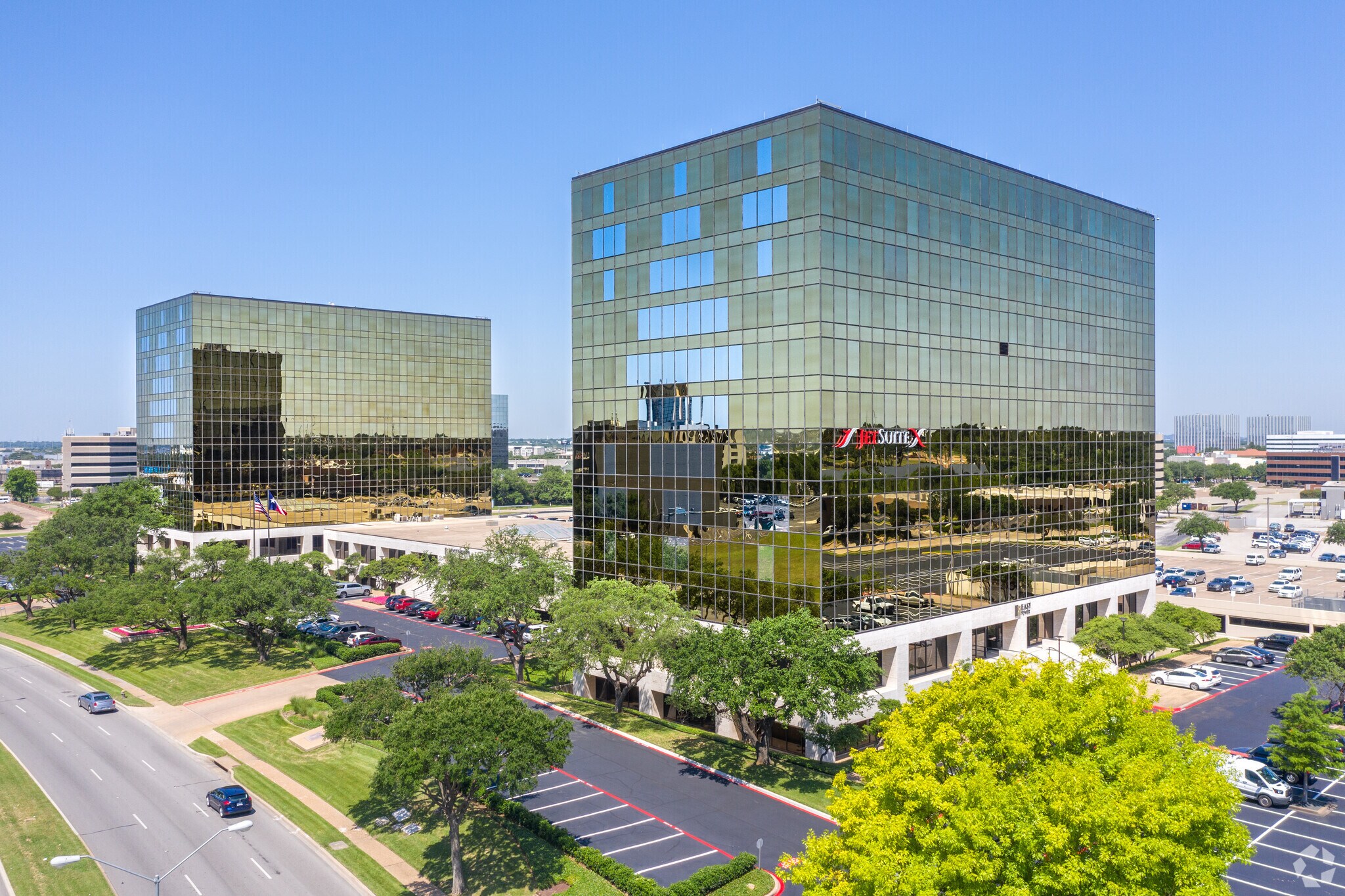 1341 W Mockingbird Ln, Dallas, TX à louer Photo du bâtiment- Image 1 de 16