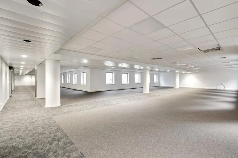 2 Place Des Vosges, Courbevoie for lease - Interior Photo - Image 2 of 14