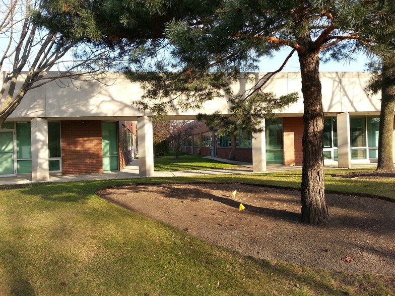 85-95 Revere Dr, Northbrook, IL à louer - Photo du bâtiment - Image 2 de 7