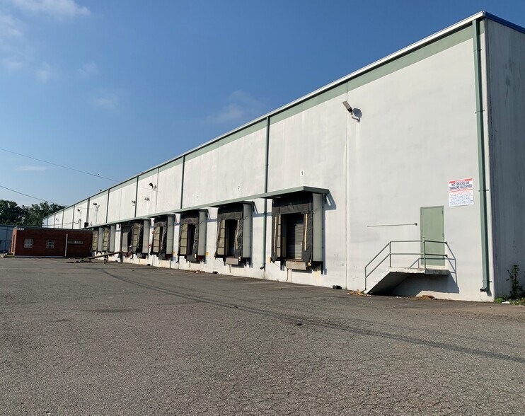 4 Terminal Way, Avenel, NJ à louer - Photo du bâtiment - Image 2 de 3