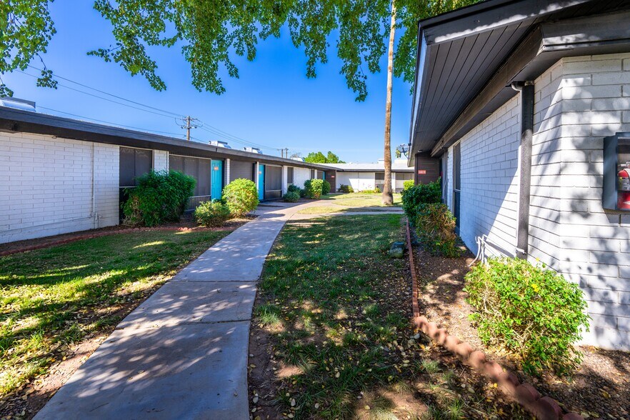 2620 N 40th St, Phoenix, AZ à vendre - Photo du bâtiment - Image 3 de 48