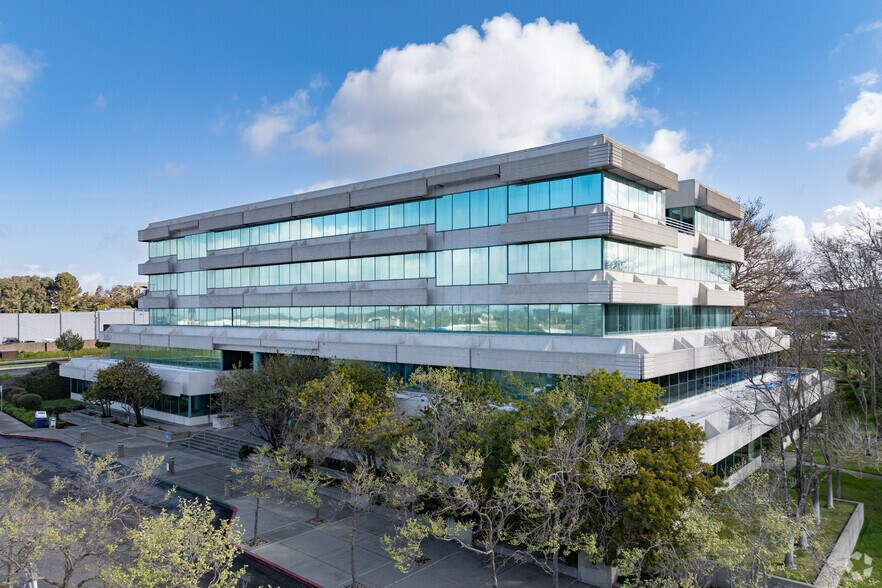 3260 Blume Dr, Richmond, CA à louer - Photo du bâtiment - Image 1 de 7