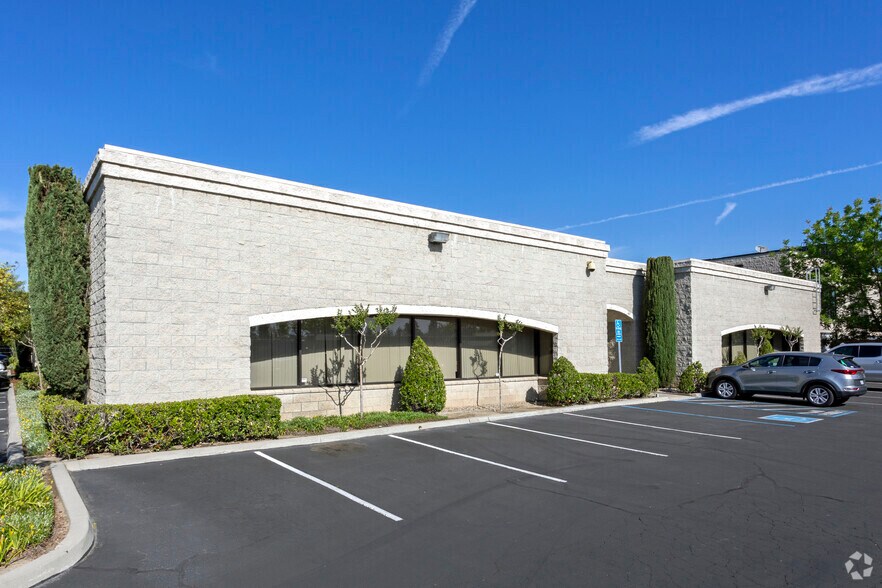 7580 N Ingram Ave, Fresno, CA à louer - Photo du bâtiment - Image 2 de 11