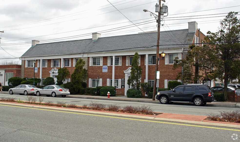 99 Hillside Ave, Williston Park, NY à louer - Photo du bâtiment - Image 1 de 17