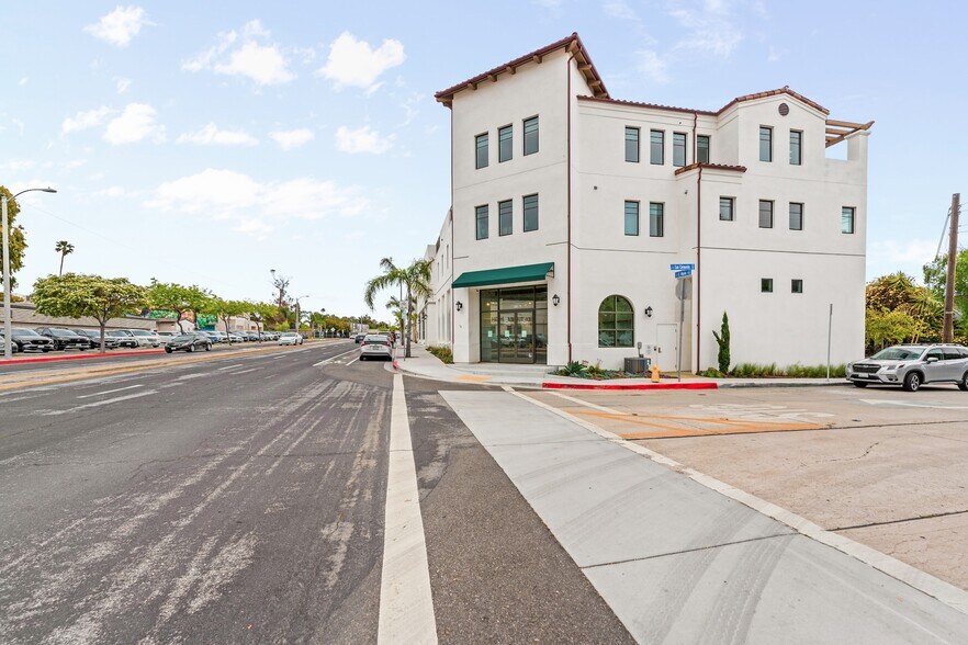 2176 E Main St, Ventura, CA à vendre - Photo du bâtiment - Image 3 de 4