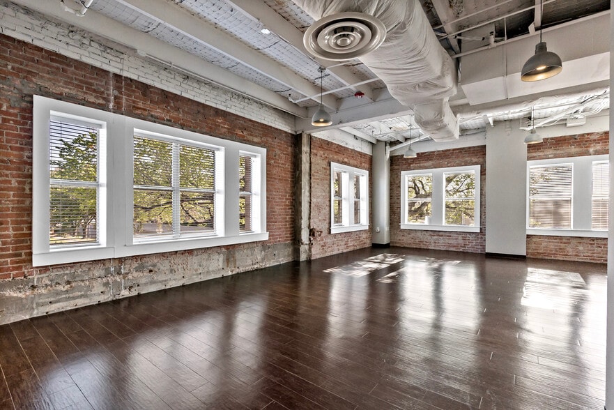 111 E 27th St, Bryan, TX for lease - Interior Photo - Image 2 of 7
