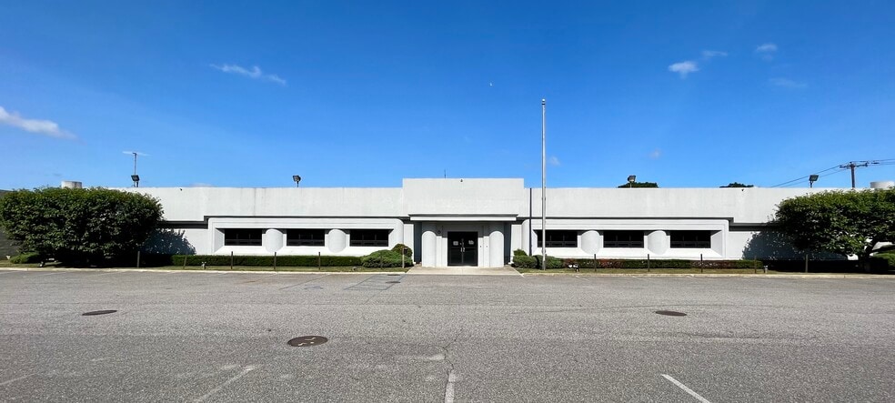 1560 Fifth Ave, Bay Shore, NY for sale - Building Photo - Image 2 of 12