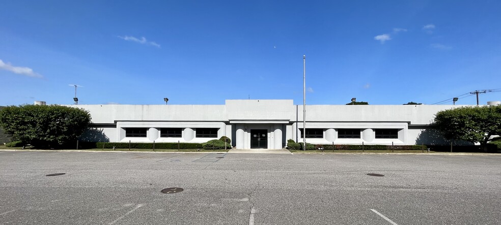 1560 Fifth Ave, Bay Shore, NY à vendre - Photo du bâtiment - Image 1 de 1