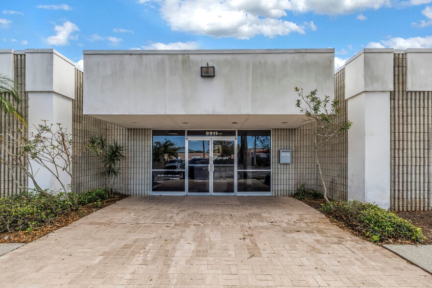 9911 Seminole Blvd, Seminole, FL for lease - Building Photo - Image 2 of 12