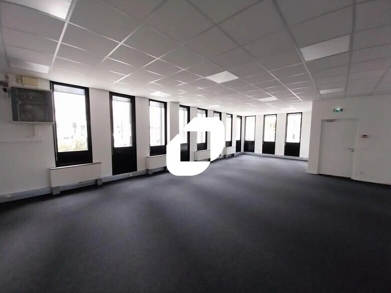 Office in Grenoble for sale - Interior Photo - Image 2 of 8