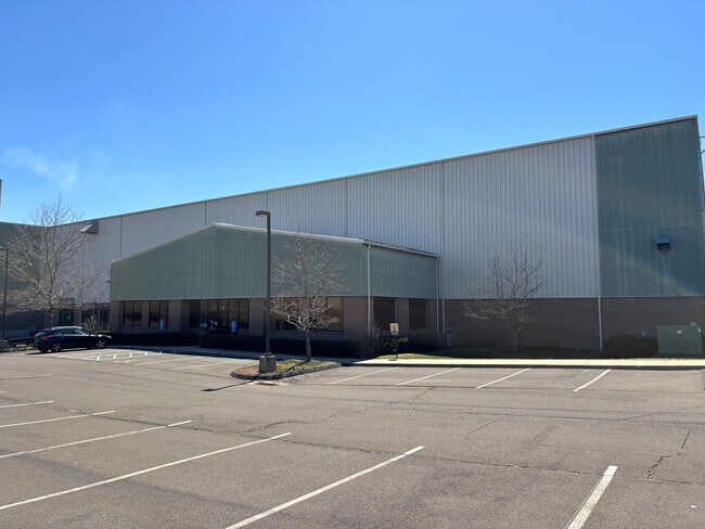 Plus de détails pour 76 Halcyon Dr, Bristol, CT - Industriel à louer