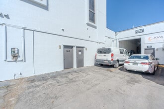 7506-7560 NW 70th St, Miami, FL à louer Photo du bâtiment- Image 2 de 18