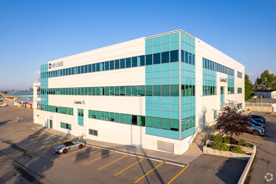 75 Crowfoot Rise NW, Calgary, AB à louer - Photo du bâtiment - Image 2 de 15