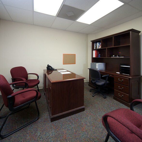 230 S Main St, Rocky Mount, VA à louer - Photo du bâtiment - Image 3 de 5