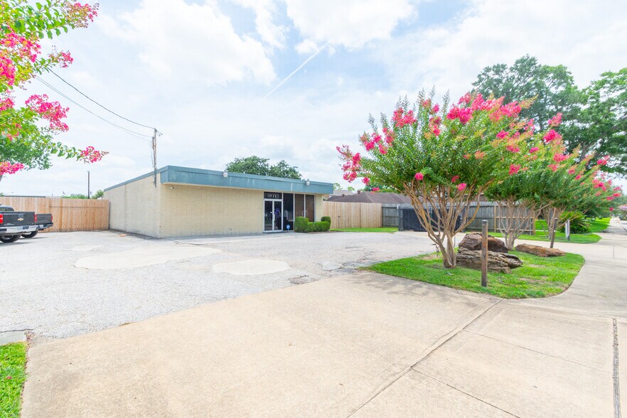 1722 Monarch Oaks St, Houston, TX à louer - Photo du bâtiment - Image 2 de 21