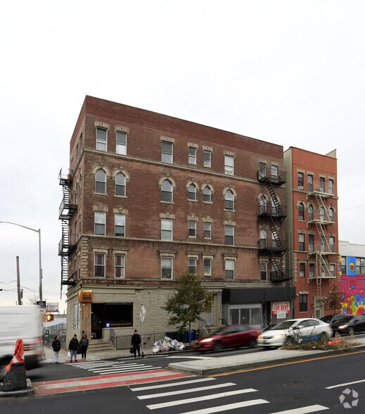 148 Bruckner Blvd, Bronx, NY à louer - Photo du bâtiment - Image 1 de 7