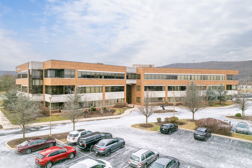 3701 Corporate Pky, Center Valley, PA for lease - Primary Photo - Image 1 of 8