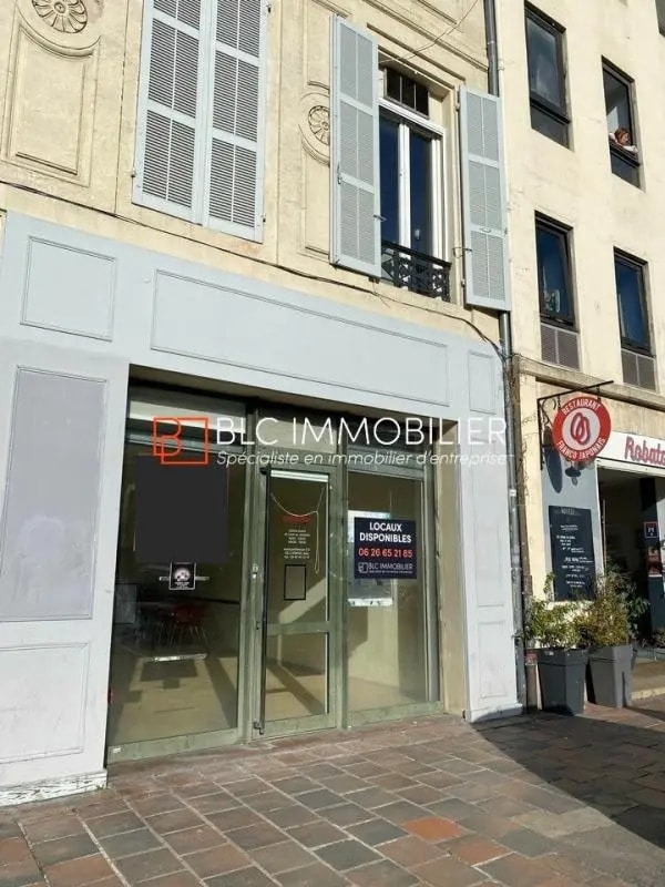 Retail in Marseille for lease Building Photo- Image 1 of 12