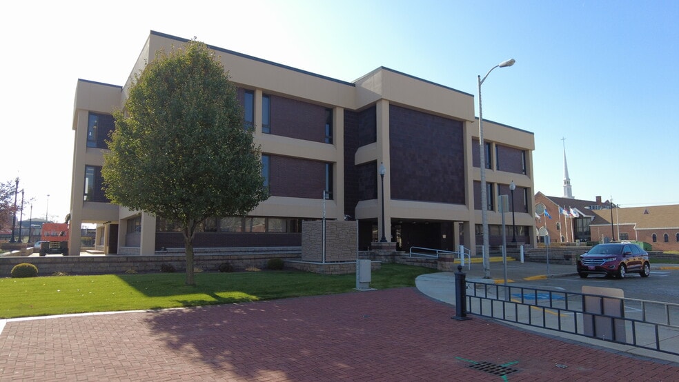 116 Constitution Plaza, Monticello, IN for lease - Building Photo - Image 2 of 9