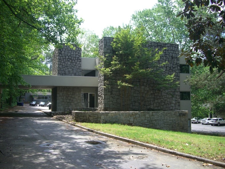 3700 Longview Dr, Chamblee, GA à louer - Photo du bâtiment - Image 1 de 4