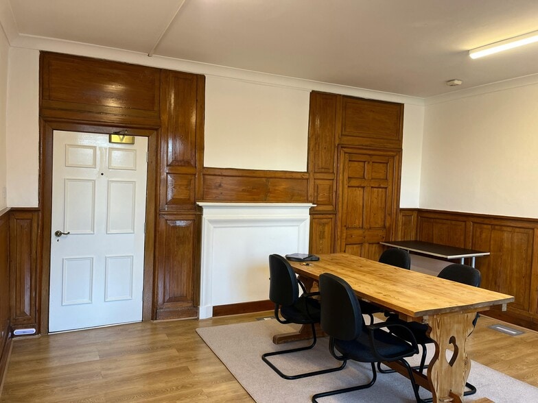 34 Market Sq, Aylesbury for lease - Building Photo - Image 3 of 13