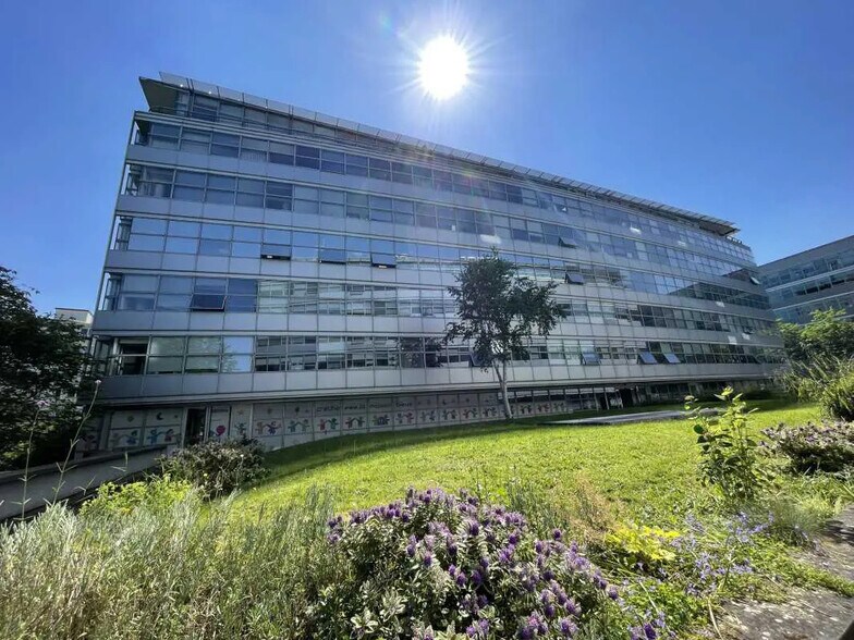 Bureau dans Pantin à louer - Photo du bâtiment - Image 1 de 17