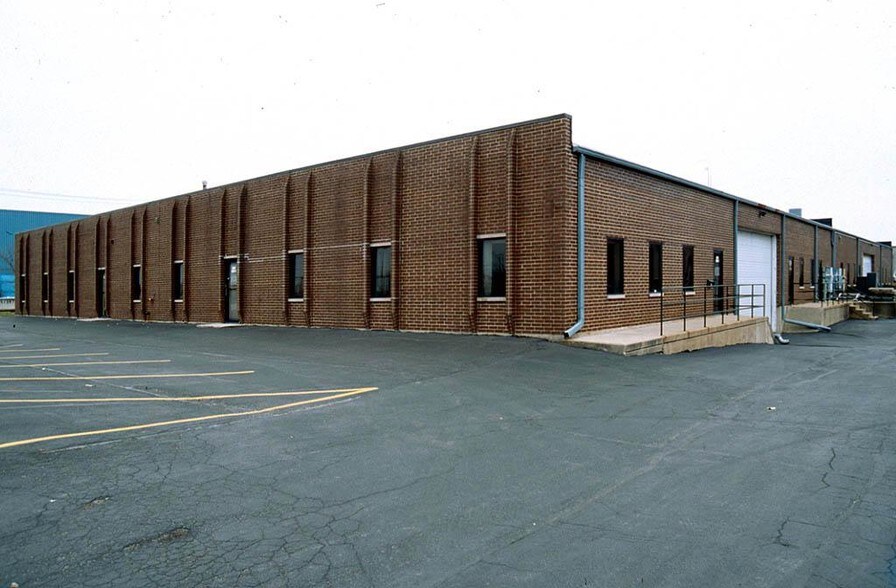 1550 Hubbard Ave, Batavia, IL à louer - Photo du bâtiment - Image 2 de 13
