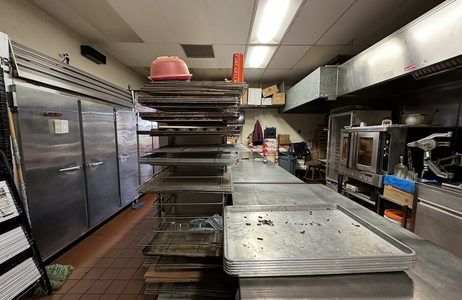 13100-13118 Sherman Way, North Hollywood, CA à louer - Photo du bâtiment - Image 3 de 10