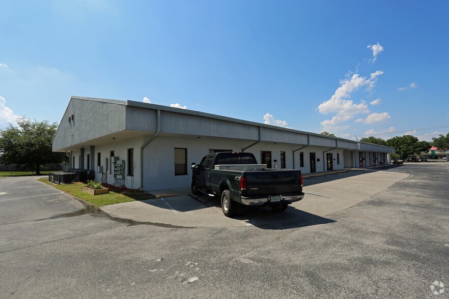 2225 E Edgewood Dr, Lakeland, FL à louer - Photo du bâtiment - Image 2 de 3