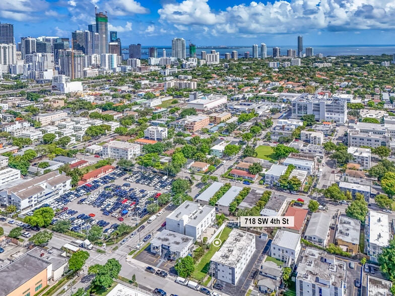 718 SW 4th St, Miami, FL à vendre - Photo du bâtiment - Image 2 de 12