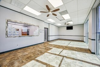 1001-1023 S Broadway St, La Porte, TX à louer Photo intérieure- Image 2 de 14