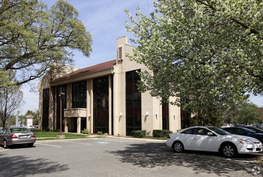 2911 Hunter Mill Rd, Oakton, VA à louer - Photo principale - Image 1 de 5