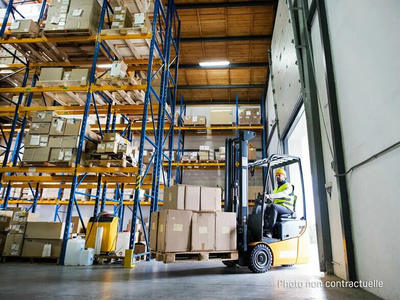 Local d'activités dans Saint-Priest à vendre - Photo du bâtiment - Image 3 de 4