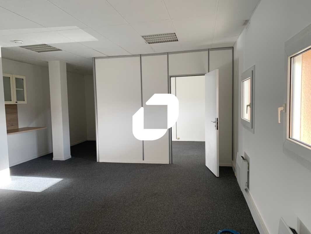 Office in Saint-Germain-en-Laye for lease Interior Photo- Image 1 of 10