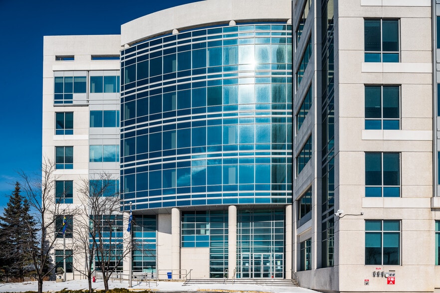 385 Boul Bouchard, Dorval, QC à louer - Photo du bâtiment - Image 2 de 29