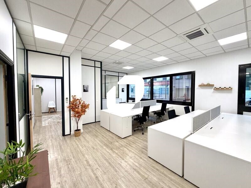 Office in Levallois-Perret for lease Interior Photo- Image 1 of 16