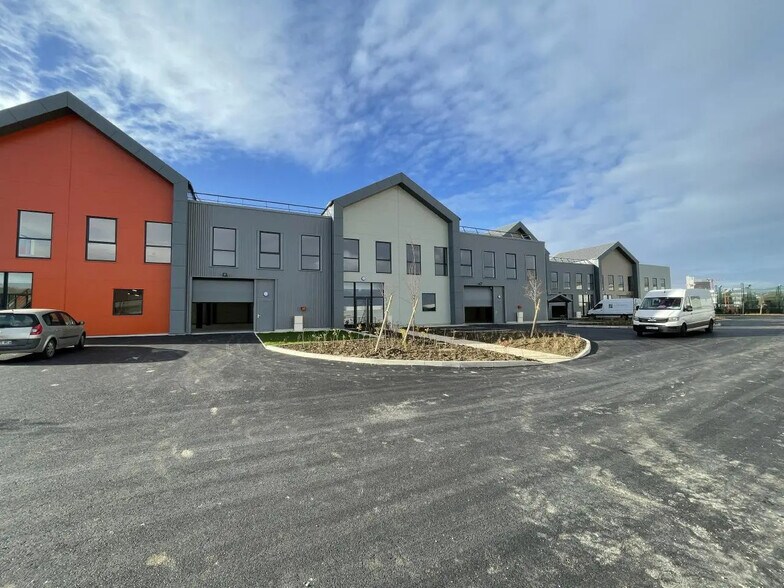 Office in Gennevilliers for lease - Building Photo - Image 1 of 9