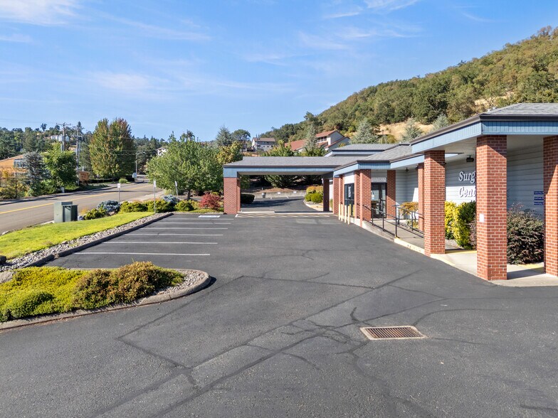 2435 NW Kline St, Roseburg, OR à louer - Photo du bâtiment - Image 2 de 17