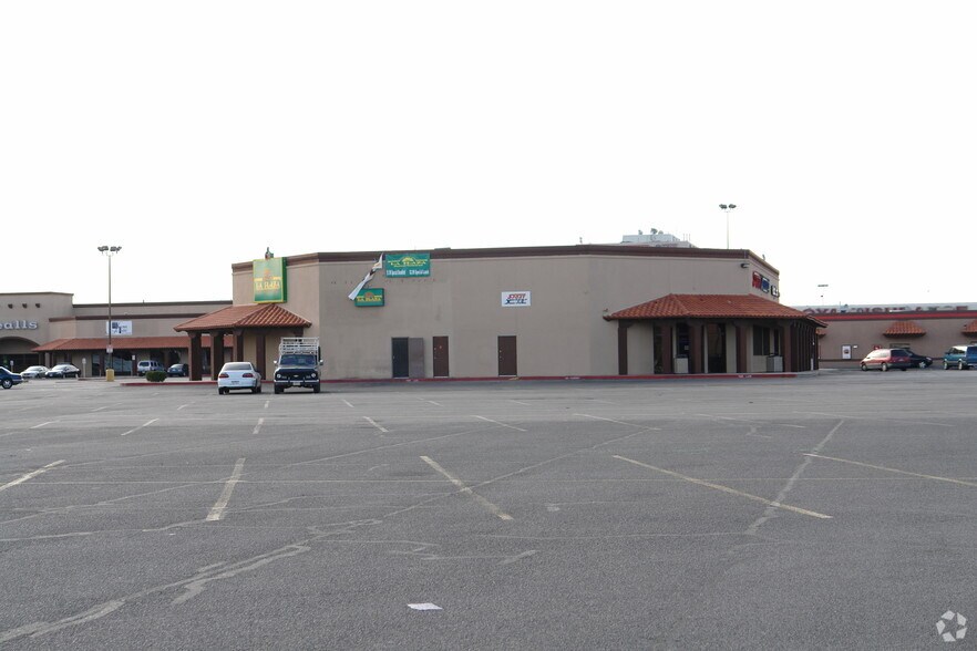 1840 N Lee Trevino Dr, El Paso, TX à louer - Photo du bâtiment - Image 2 de 20