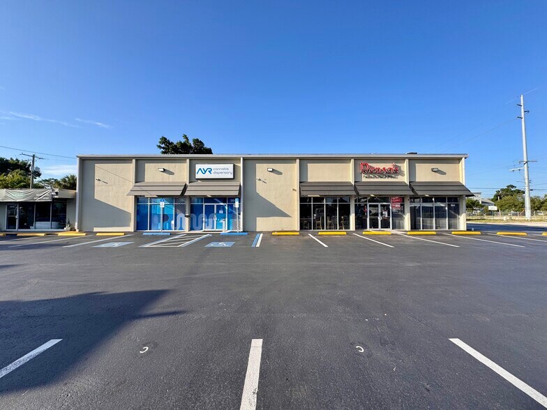 3642 W Kennedy Blvd, Tampa, FL à louer - Photo du bâtiment - Image 2 de 7